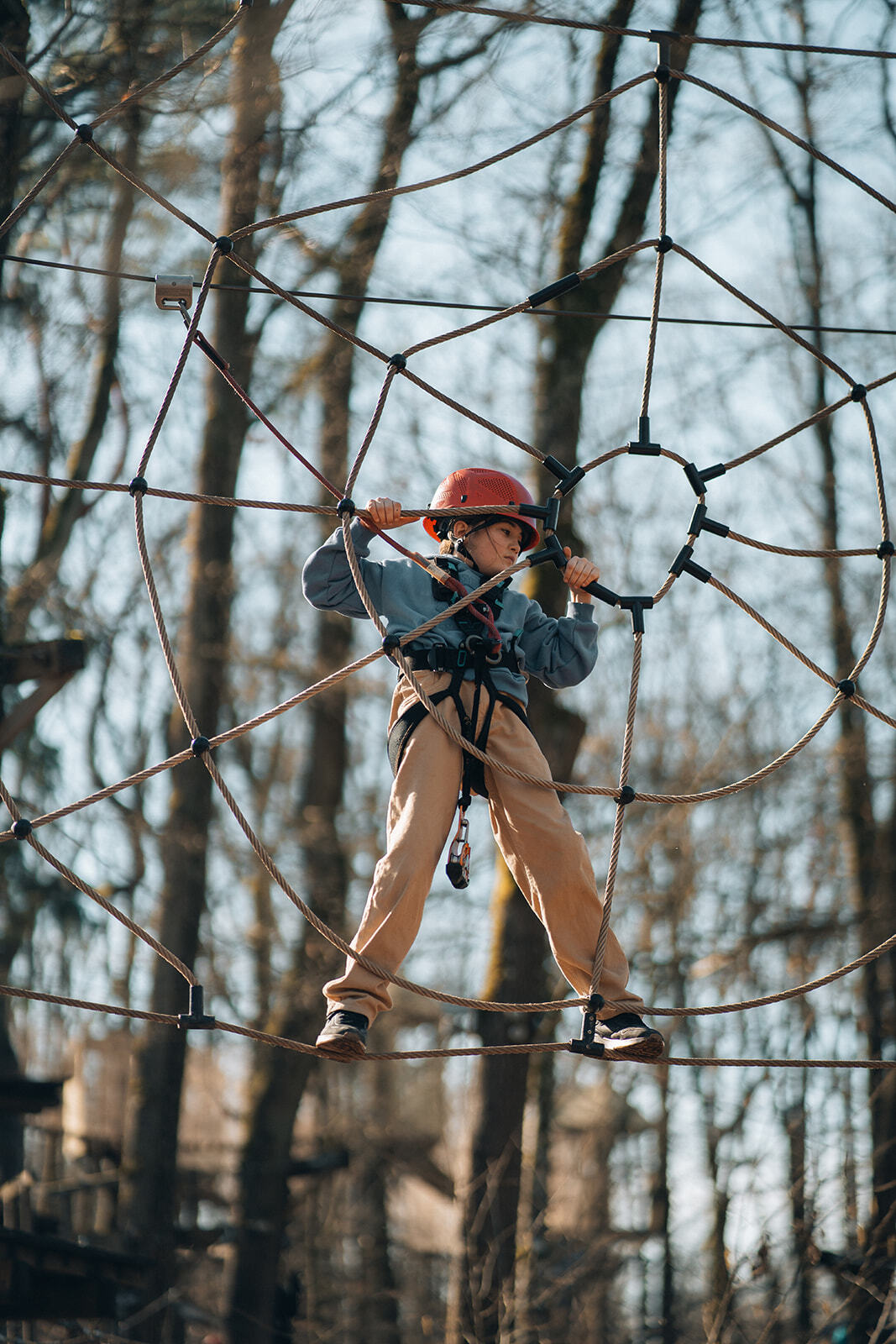Een kind op een klimparcours in Adventure Valley Durbuy